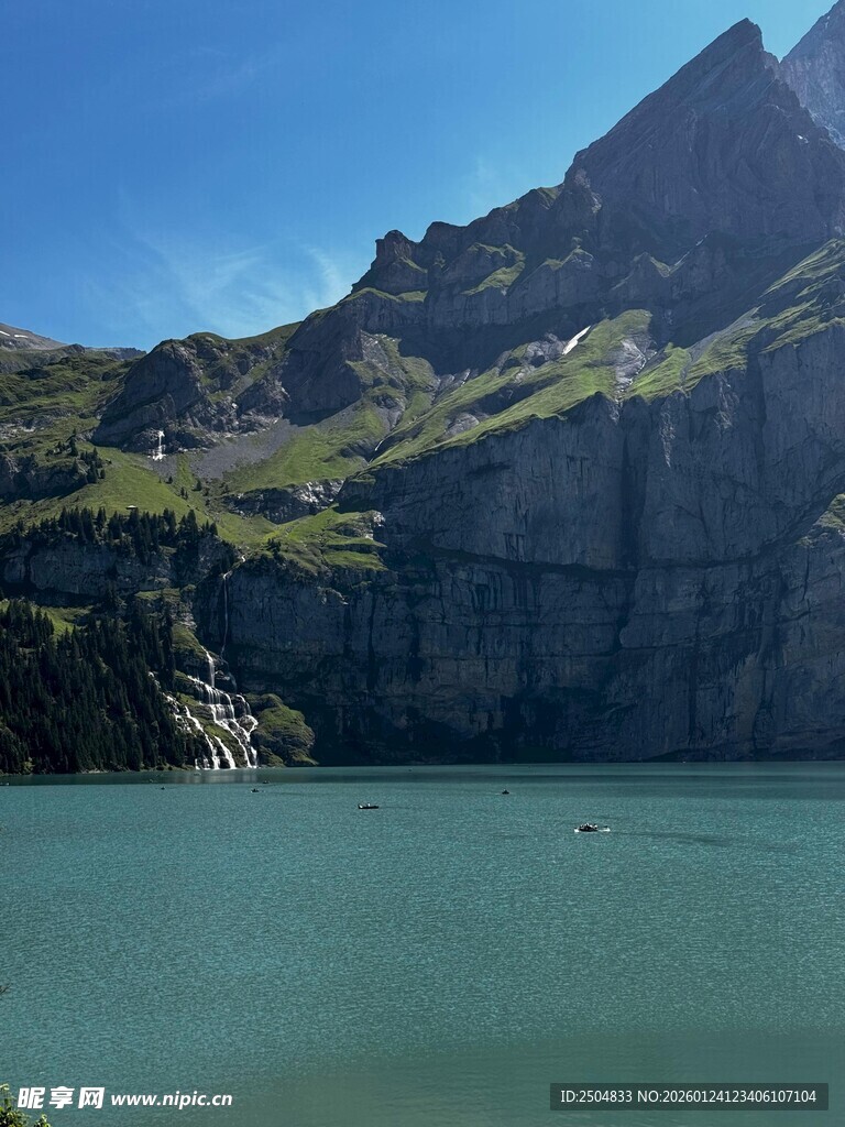 高山下的碧绿湖水