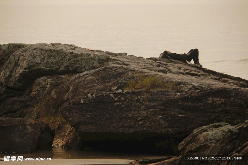 岩石上的孤独身影