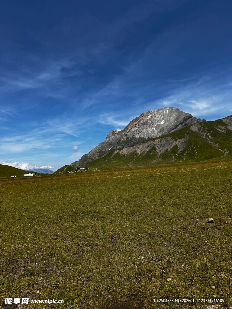 草原上的巍峨山峰