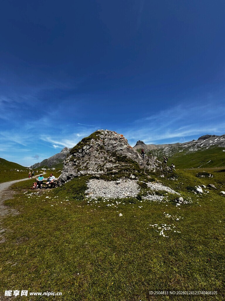 高山草甸中的嶙峋岩石