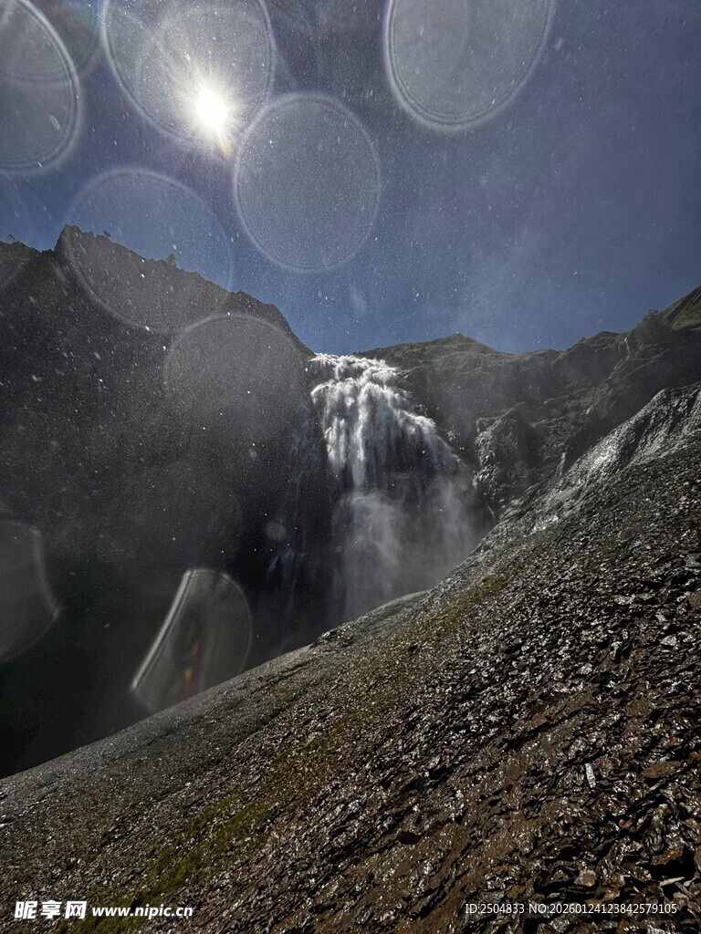 山间瀑布在阳光下的壮丽景观