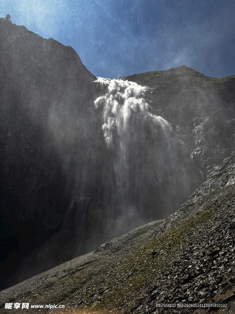 山间壮丽瀑布景观