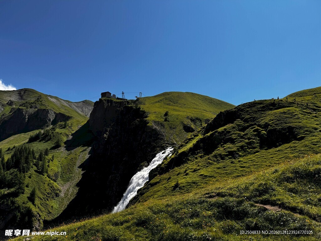 山间飞瀑 绿意盎然的美景