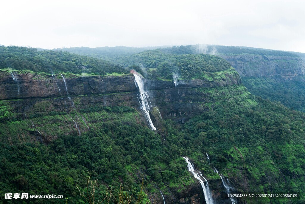 壮丽山间瀑布景观