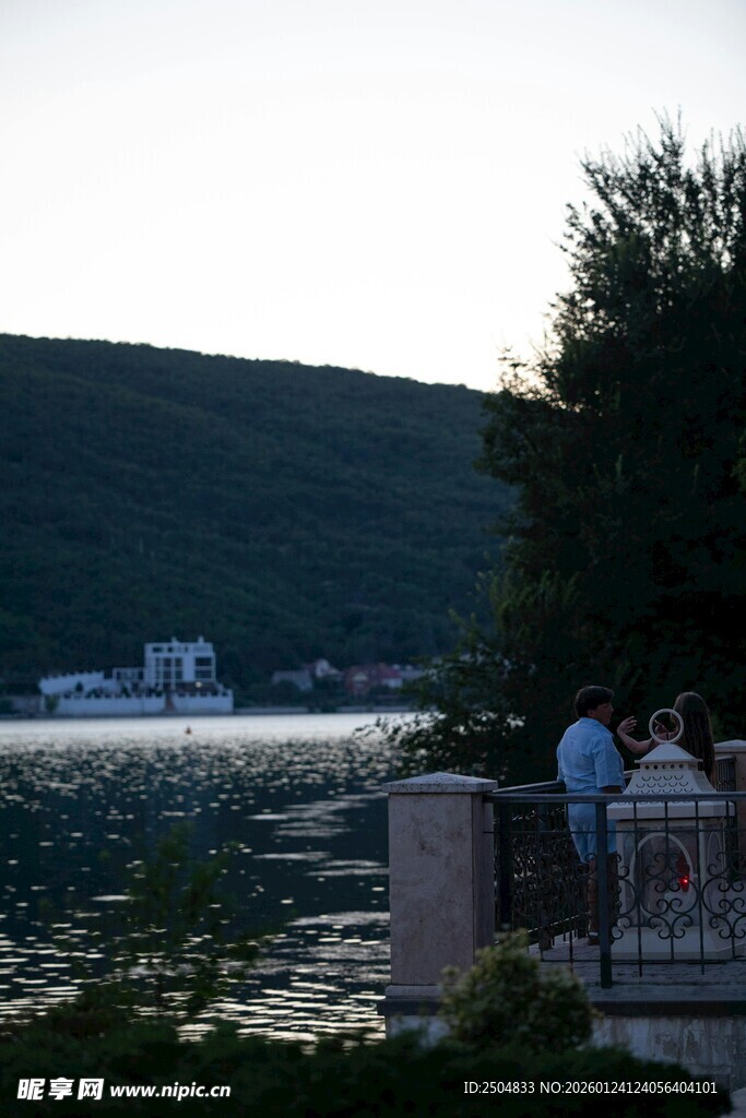 湖畔观景人