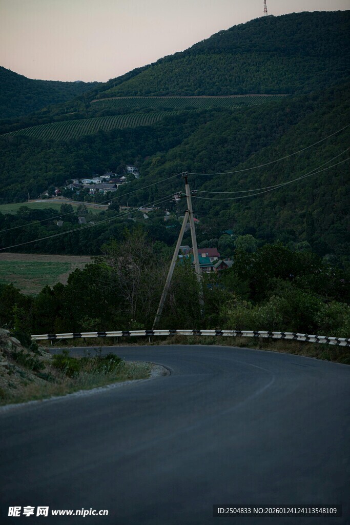 山间公路与输电塔风景