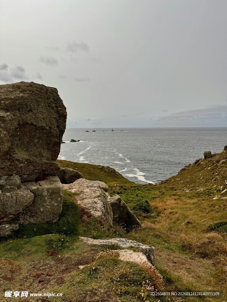 海岸边的岩石与开阔海景