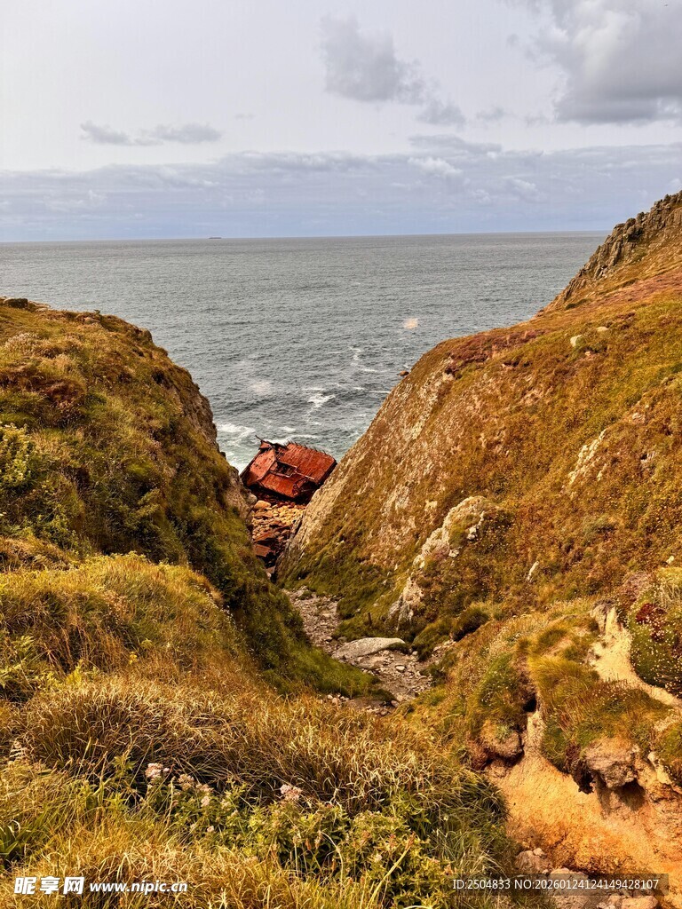 海岸边的山间小径美景