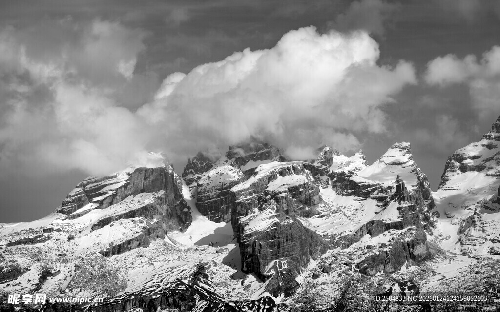 黑白雪山壮丽景观