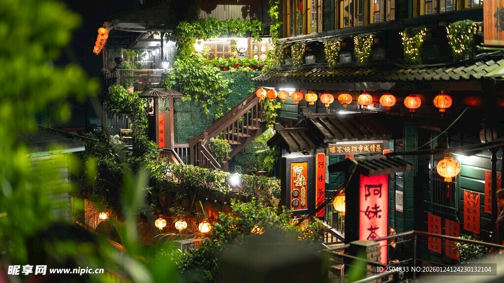 古巷夜景 绿植环绕中式建筑