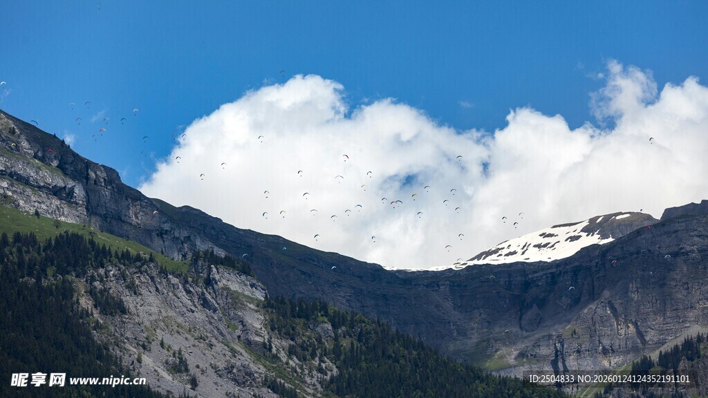 高山云海壮丽自然景观