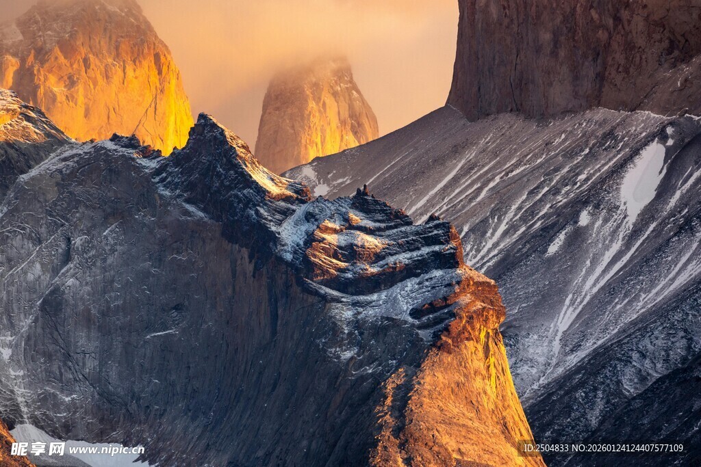 壮丽山峦的金色光影时刻