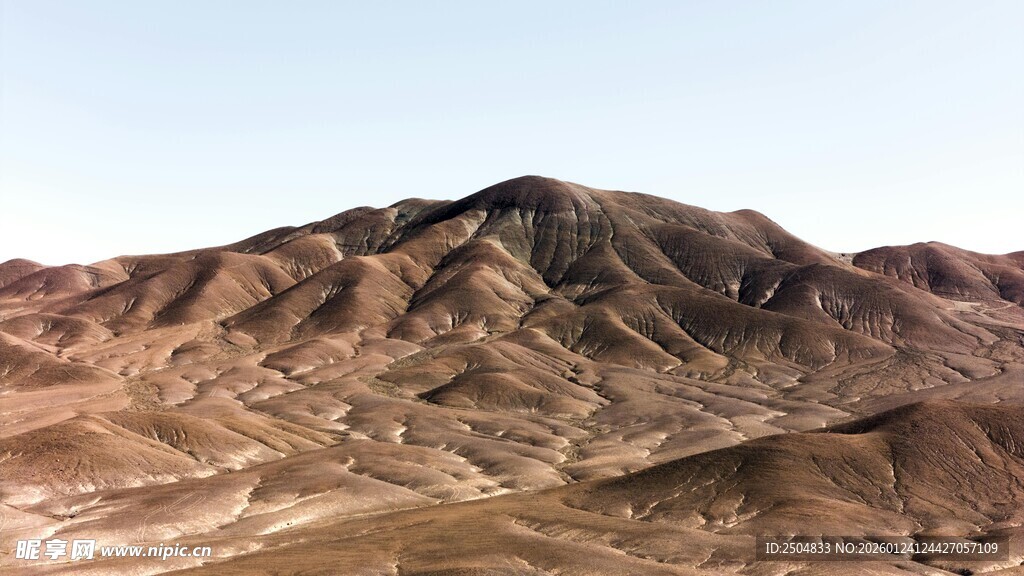 荒凉壮阔的褐色山脉景观