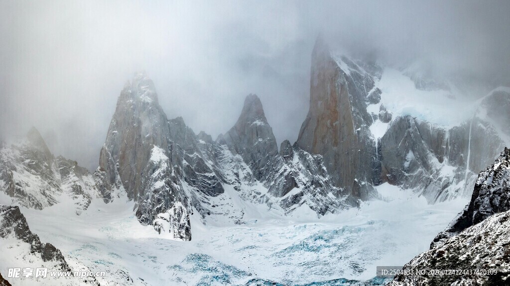 雪山群峰云雾缭绕景观