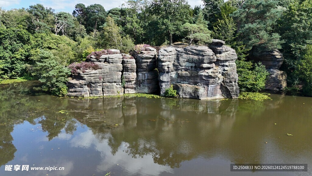 湖畔嶙峋怪石与葱郁绿树