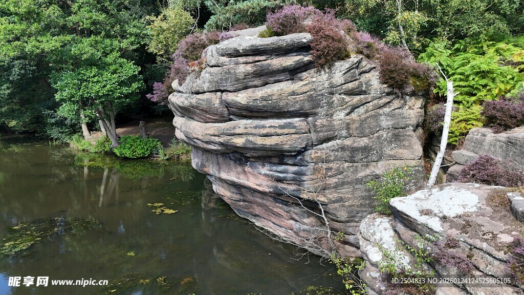 自然景观中的奇特岩石