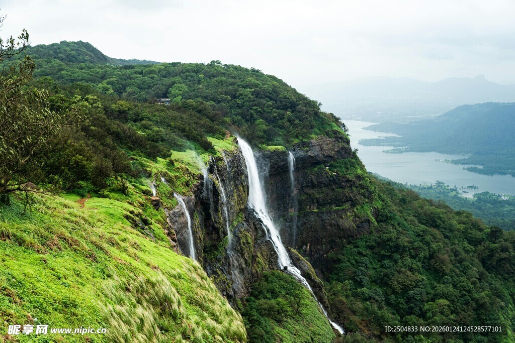 山间飞瀑下的翠绿景致