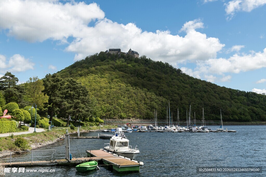 湖畔青山下的停泊船只