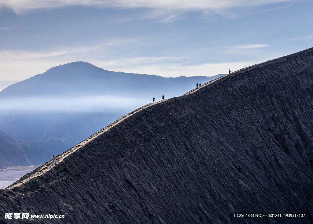 山巅风光 远观缥缈山峦