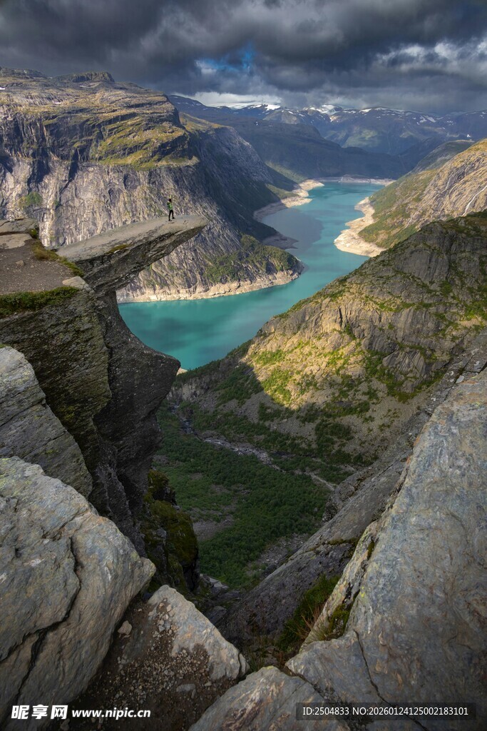 俯瞰壮美山间蓝湖景色