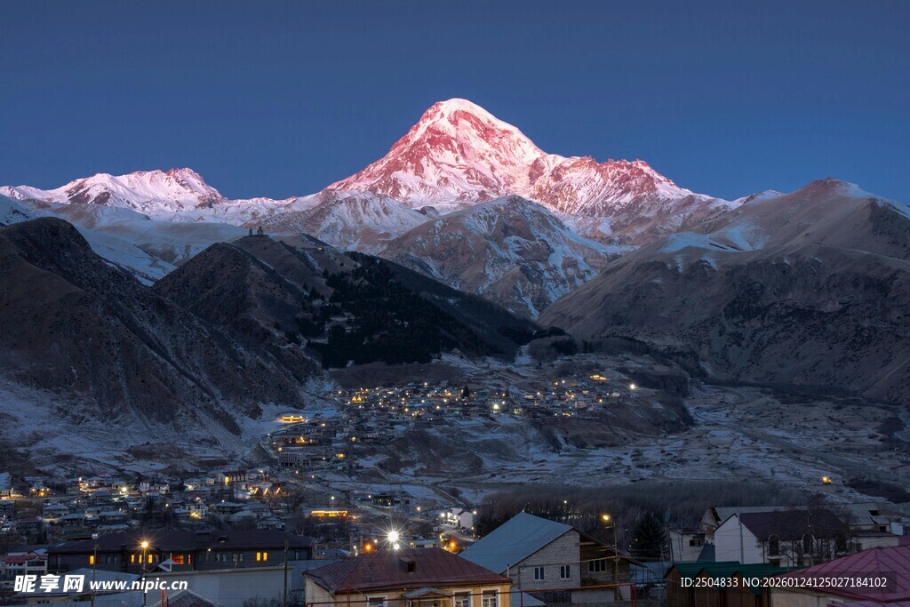 雪山下的静谧小镇