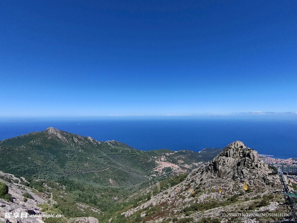 高山之巅的壮阔海景