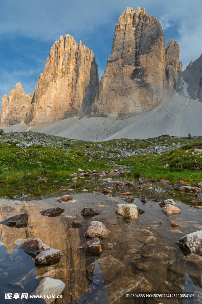 壮丽山景与静谧水域