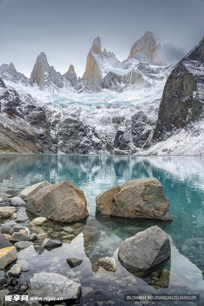 雪山下的静谧蓝湖