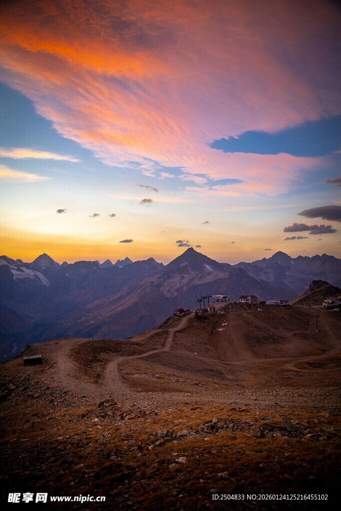 壮丽山景伴绚丽晚霞