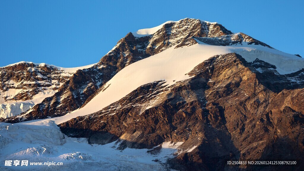巍峨雪山壮丽景致