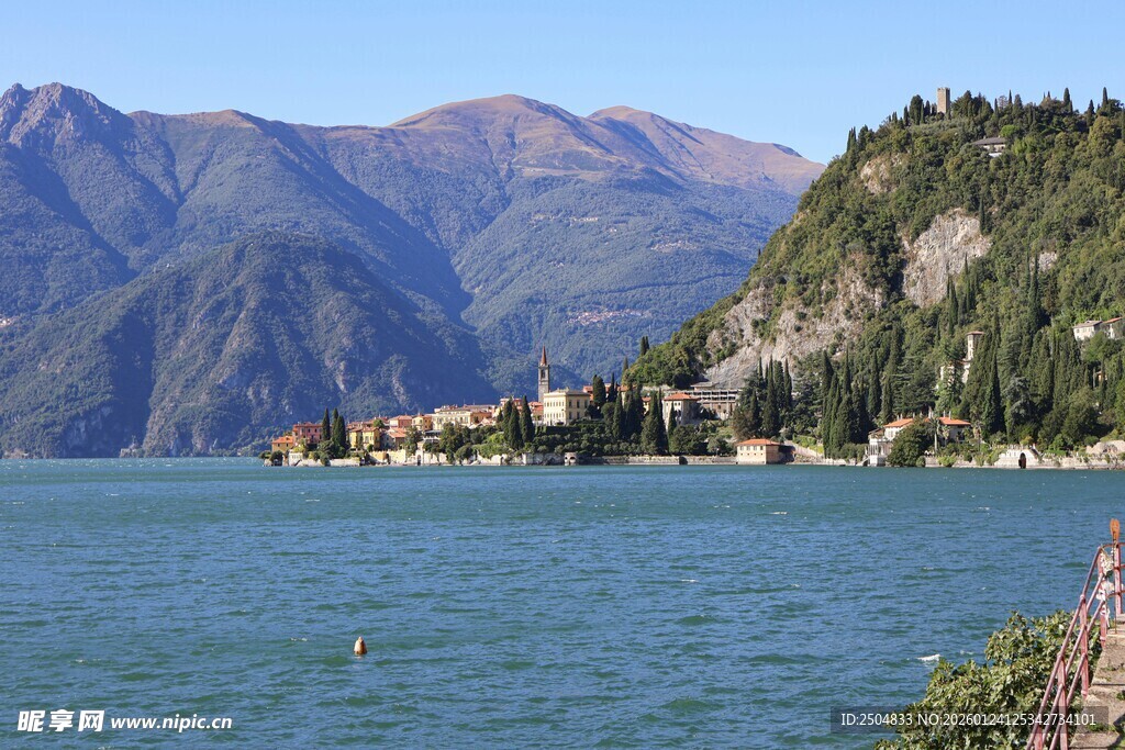 湖畔青山美景如画