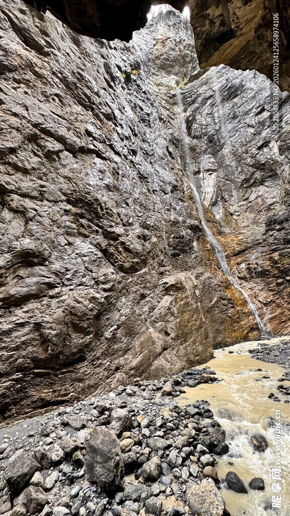 洞穴内嶙峋岩石景观