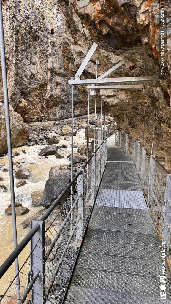 山洞内的金属栈道