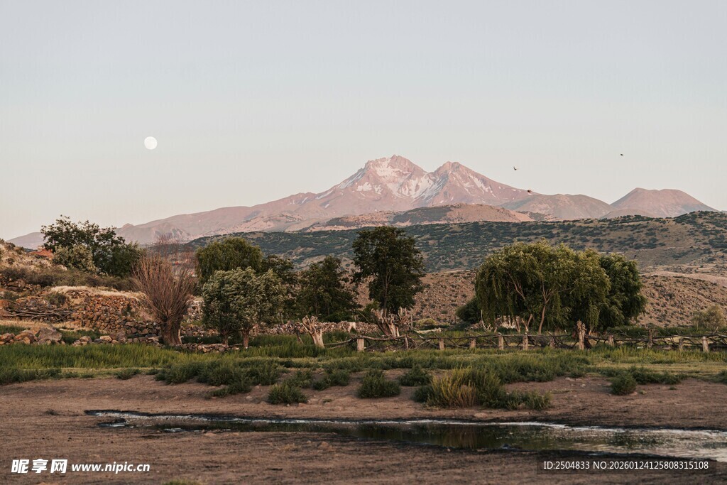  漠边的村落与远山