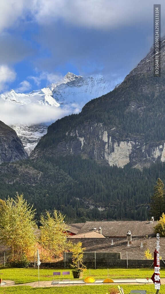 山间美景 远处雪山近处人
