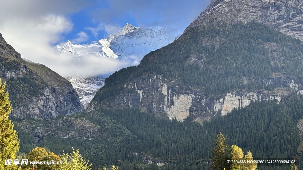 壮丽山景 蓝天白云绿树