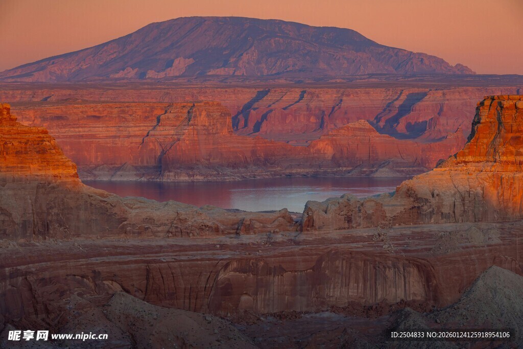 夕阳下的壮丽峡谷湖泊景观