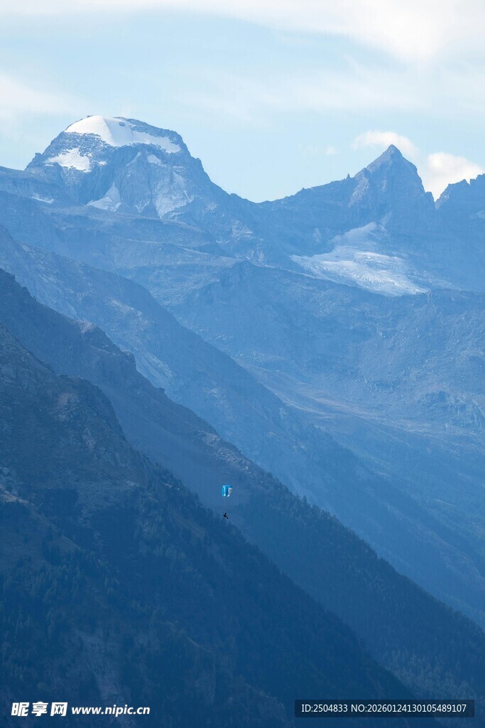 壮丽巍峨的雪山风景