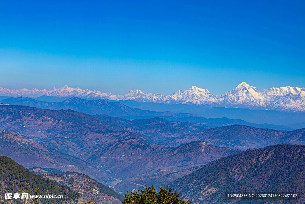壮丽群山与蓝天美景