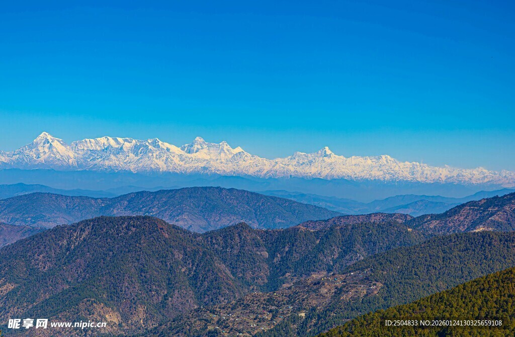 壮丽山景 蓝天白云相伴