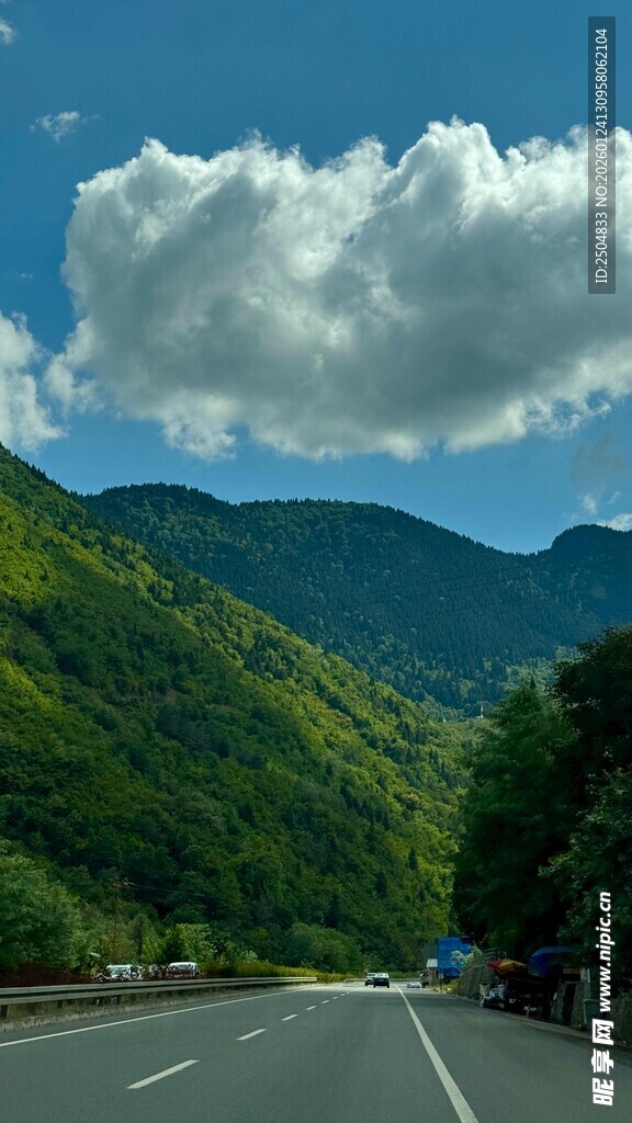 山间公路 蓝天白云绿意浓