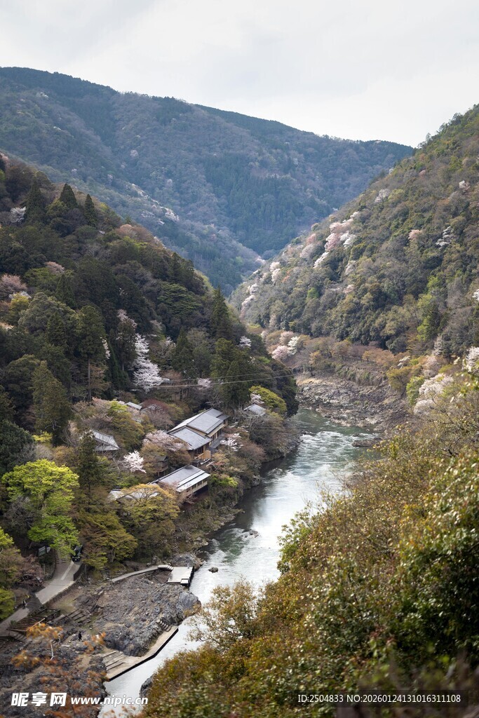 山间村落伴溪流美景