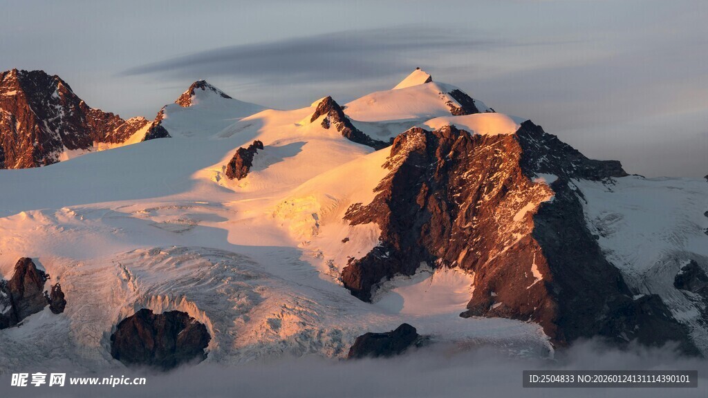 雪山壮丽日落美景