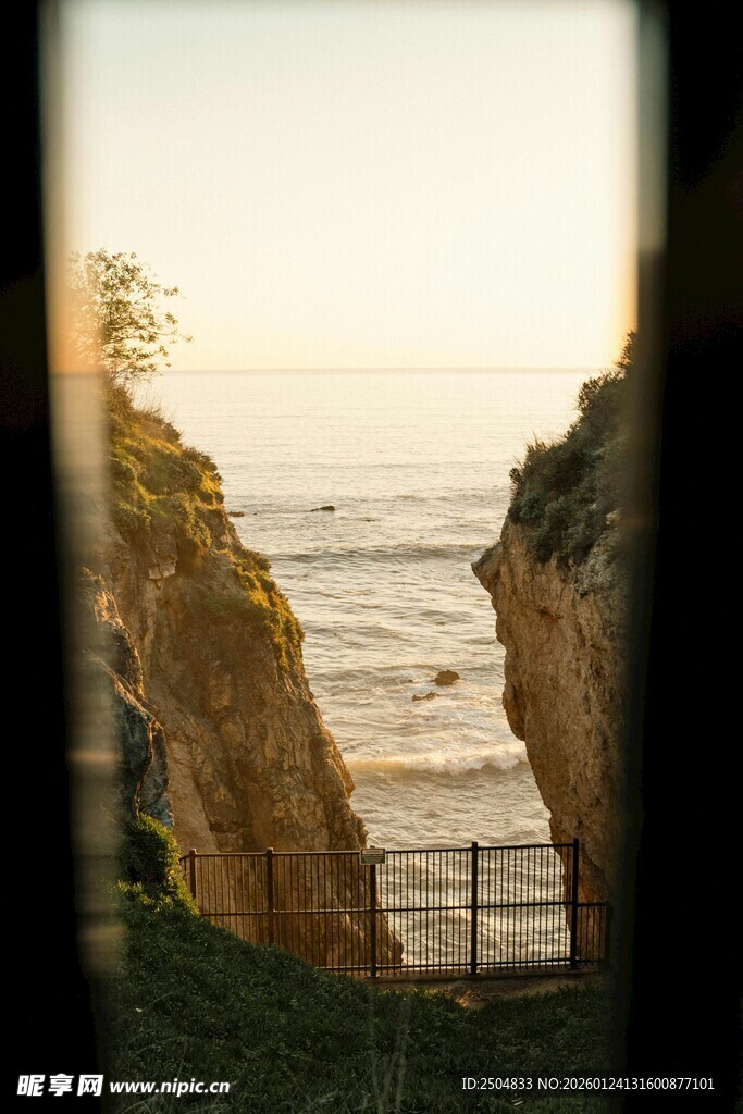 透过窗看海边壮丽风景