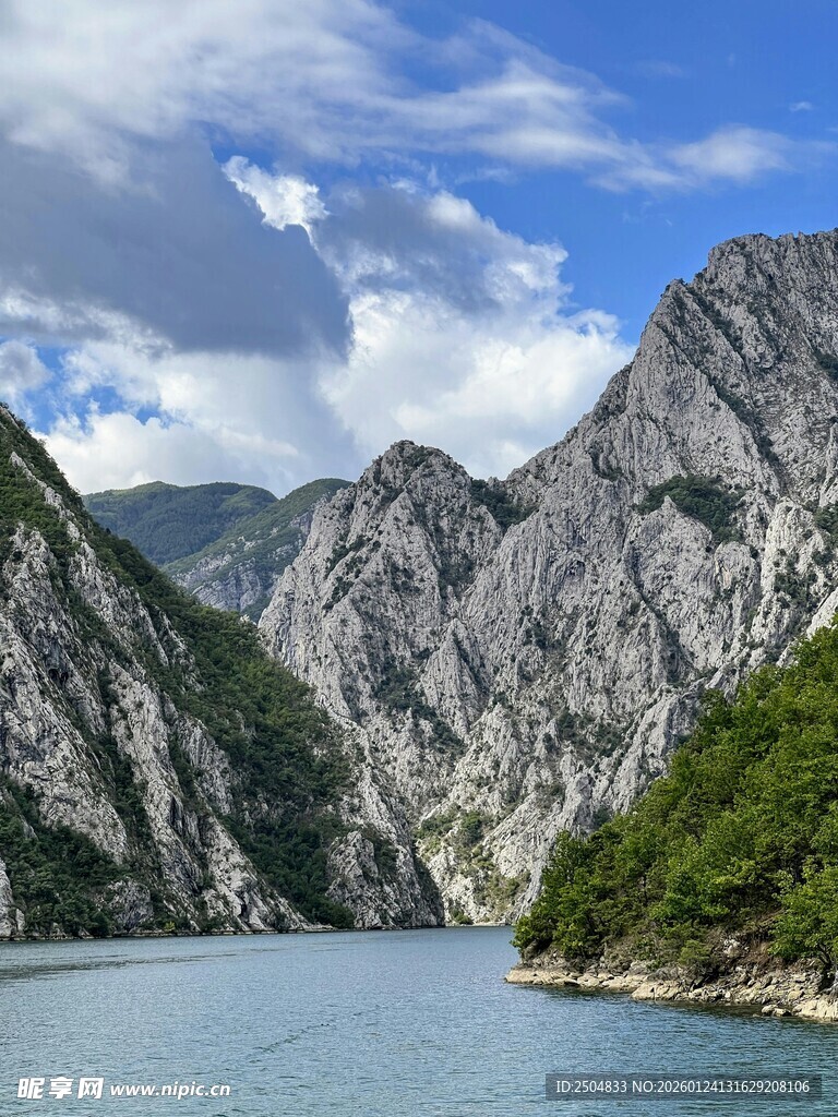 壮丽山水间的湖光山色