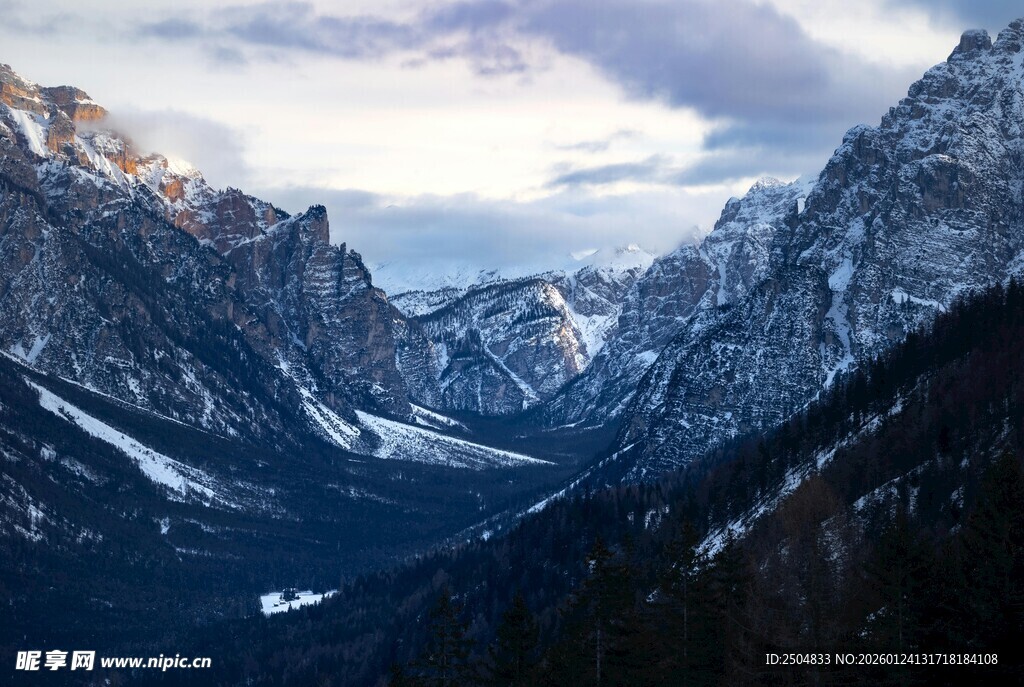 壮丽雪山山谷美景
