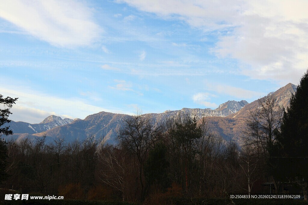壮丽山景与蓝天白云