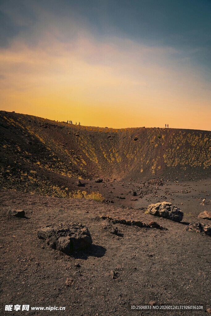黄昏下的荒凉火山地貌