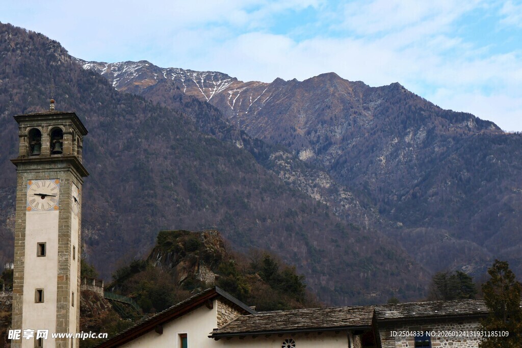 山间钟楼与 居风景