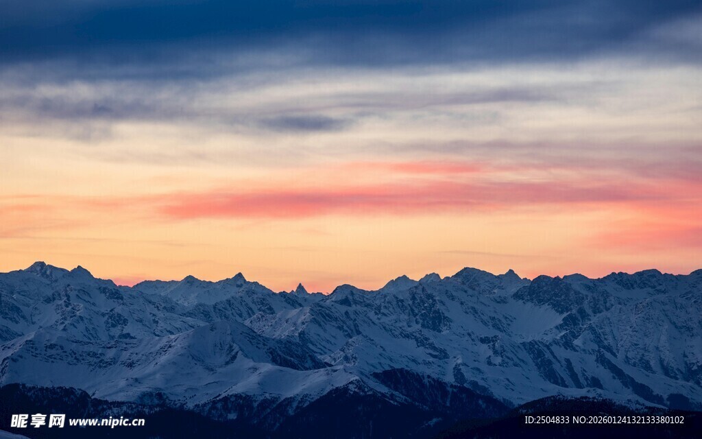 雪山壮丽日出美景